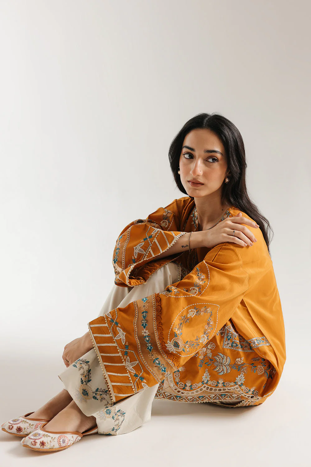 EMBROIDERED SUIT - Image 4