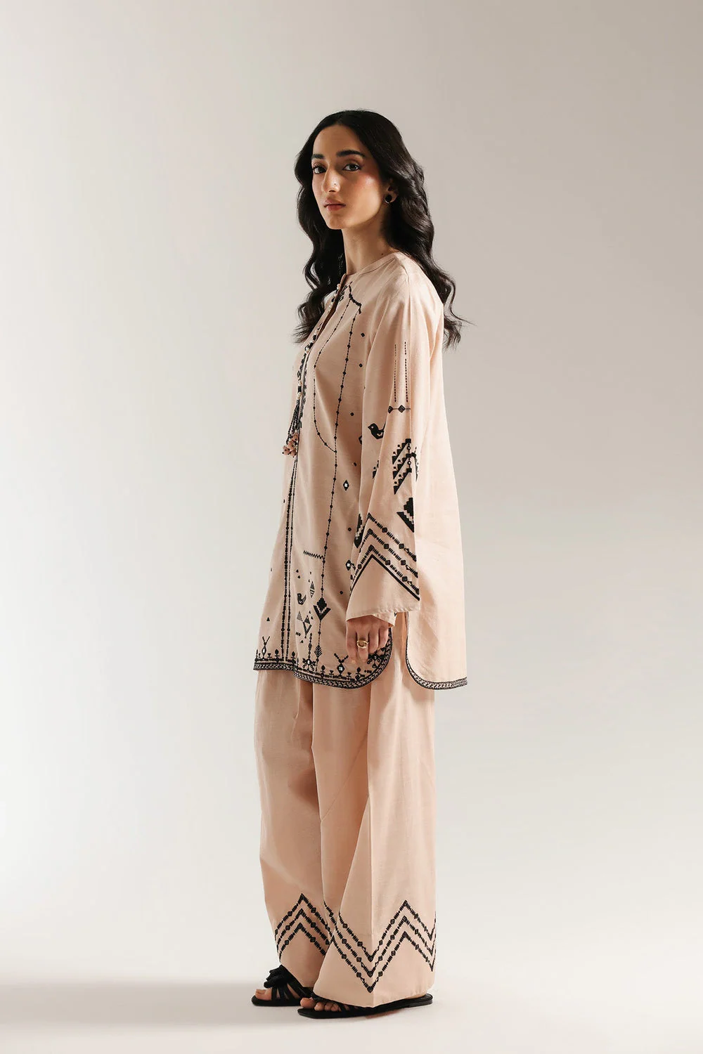 EMBROIDERED SUIT - Image 3